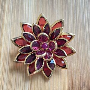 Avon bezel set flower brooch pin dark pink marquis petals in goldtone VINTAGE